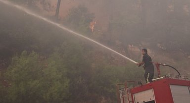 Kumluca’da orman yangınına müdahale sürüyor