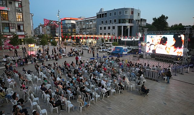 Maltepe’de Türkiye-Almanya karşılaşması dev ekranda izlendi