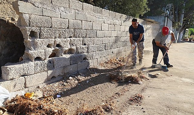 Menderes'te Gümüldür sahil bölgesinde temizlik çalışması yapıldı