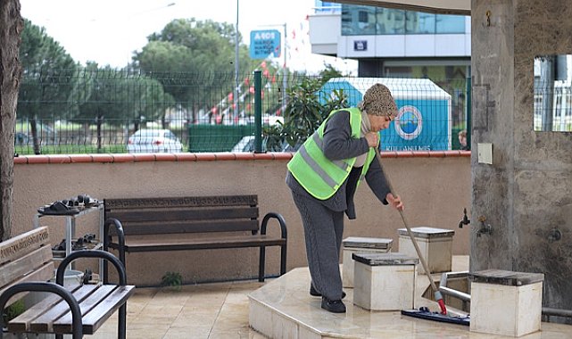 Menderes'teki camilerde temizlik çalışması yapılıyor