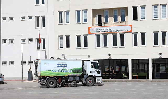 Niğde Belediyesi okullarda temizlik ve dezenfeksiyon çalışması yaptı