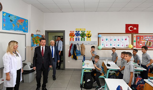 Osmangazi Belediye Başkanı Aydın, yeni eğitim yılının ilk gününde öğrencilerle buluştu