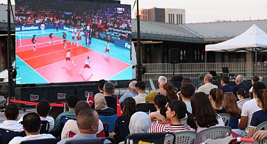 Osmangazi Meydanı’nda Filenin Sultanları heyecanı yaşandı