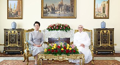 Peng Liyuan Mısır Cumhurbaşkanı’nın eşi Entissar Amer ile çay sohbetinde buluştu