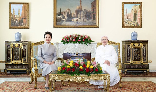 Peng Liyuan Mısır Cumhurbaşkanı’nın eşi Entissar Amer ile çay sohbetinde buluştu