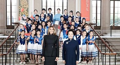 Peng Liyuan ve ABD Başkanı Trump’ın eşi Melania, Ulusal Asya Sanatı Müzesi’ni ziyaret etti