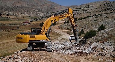 Sarız ve Pınarbaşı arasında 8 kilometrelik yolda asfalt çalışması başladı