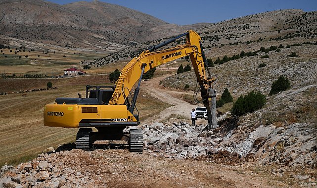 Sarız ve Pınarbaşı arasında 8 kilometrelik yolda asfalt çalışması başladı