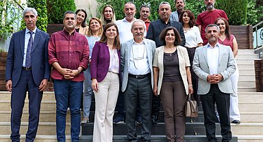 Selçuk Mızraklı, Diyarbakır Büyükşehir Belediyesi eşbaşkanlarını ziyaret etti
