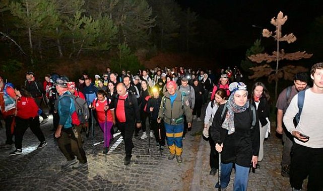 Spil Dağı’nda gün doğumu yürüyüşü düzenlendi
