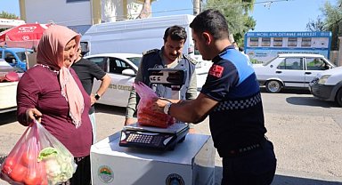 Toroslar’daki semt pazarlarında tartı denetimi yapılıyor