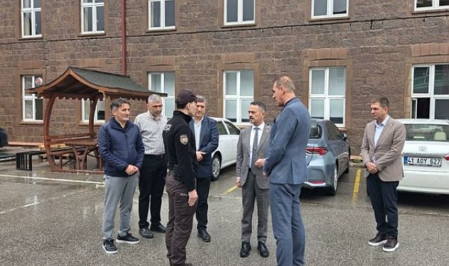 Vali Aktaş, İzmit Mesleki ve Teknik Anadolu Lisesi’ni ziyaret etti
