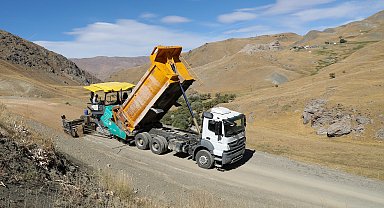 Van Büyükşehir Belediyesi’nden Çatak’ın Şırnak sınırındaki mahallelerine yol çalışması