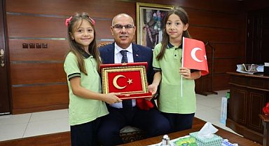 Yere düşen Türk bayrağını kaldıran öğrenci valilikte ağırlandı