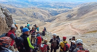 Afyonkarahisar’da Dağcılar Adem Kurt Anısına Gelincikana Zirvesine Tırmandı