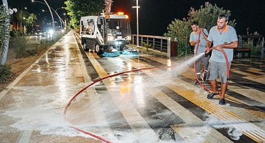 Alanya’da yol yıkama çalışmaları sürüyor