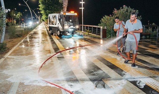 Alanya’da yol yıkama çalışmaları sürüyor