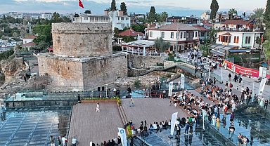 Antalya’da gün batımında Napoliten ve nostaljik şarkılar seslendirildi