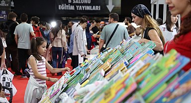 Antalya Kitap Fuarı üçüncü gününde de yoğun ilgi gördü