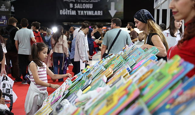 Antalya Kitap Fuarı üçüncü gününde de yoğun ilgi gördü