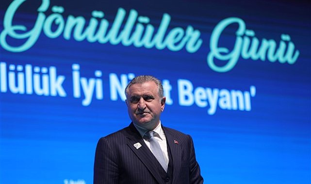 Bakan Bak, at yarışlarında kazanan jokeyleri tebrik etti