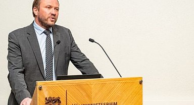 Bakan Tsahkna, Türkiye'nin Estonya Büyük Elçisi Özçeri ile bir araya geldi
