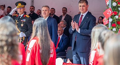 Başkan Tugay, 29 Ekim töreninde vatandaşlarla bir araya geldi 
