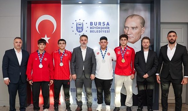 Başkan Vekili Biba, madalyalı güreşçileri ağırladı