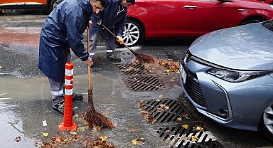 Beylikdüzü’nde sağanak nedeniyle oluşan olumsuzluklara müdahale ediliyor