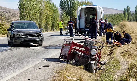 Bolvadin Özburun’da Feci Kaza: Otomobil ile Üç Tekerlekli Motosiklet Çarpıştı