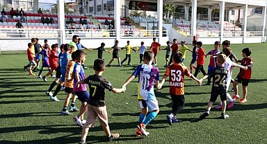Buca Belediyesinin ücretsiz futbol okulu ailelerden ilgi gördü