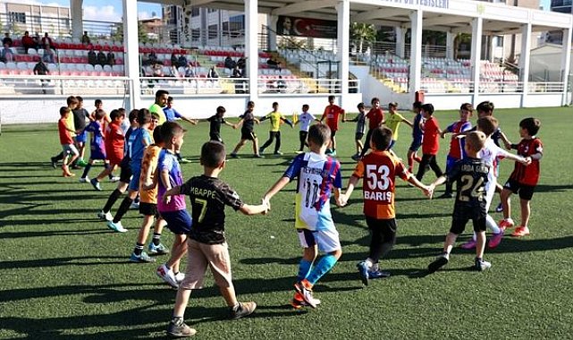 Buca Belediyesinin ücretsiz futbol okulu ailelerden ilgi gördü