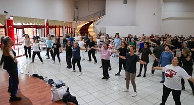 Buca’da kadınlar ücretsiz pilates ve zumba kurslarına ilgi gösteriyor