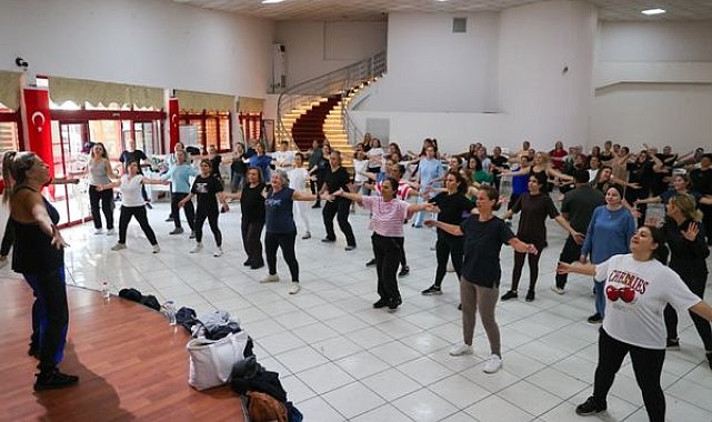 Buca’da kadınlar ücretsiz pilates ve zumba kurslarına ilgi gösteriyor