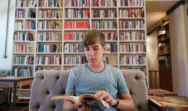 Buca’nın kitap kurdu Ömer geleceğe pedal çeviriyor