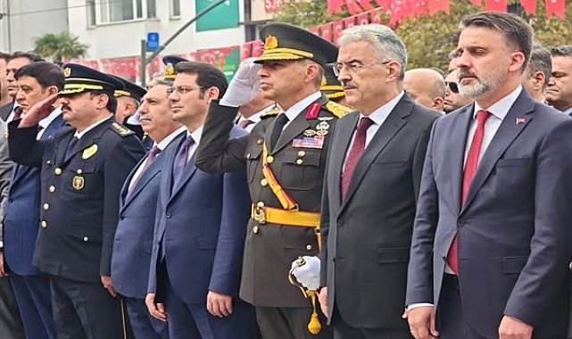 Bursa’da Cumhuriyet Bayramı kutlamaları çelenk töreniyle başladı