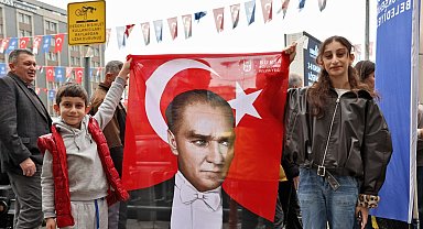 Bursa'da vatandaşlara Türk bayraklı Atatürk posteri dağıtıldı