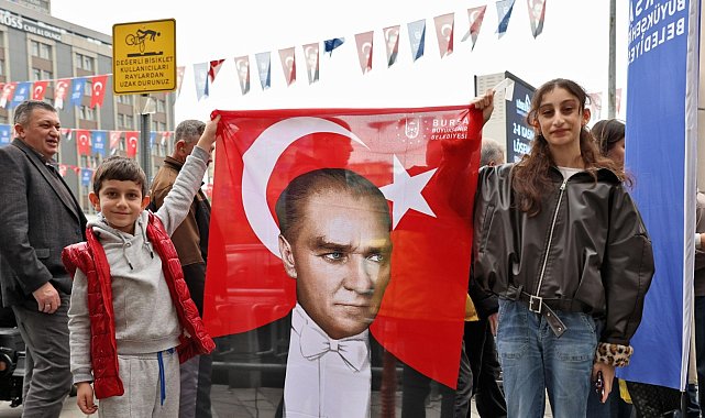 Bursa'da vatandaşlara Türk bayraklı Atatürk posteri dağıtıldı