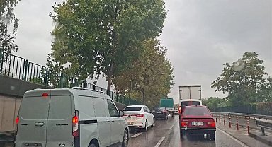 Bursa’da yağış nedeniyle trafikte yoğunluk oluştu