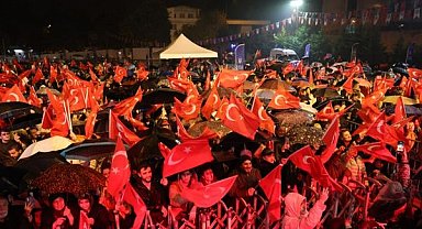 Bursa’da yağmura rağmen Cumhuriyet coşkusu yaşandı