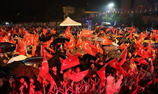 Bursa’da yağmura rağmen Cumhuriyet coşkusu yaşandı