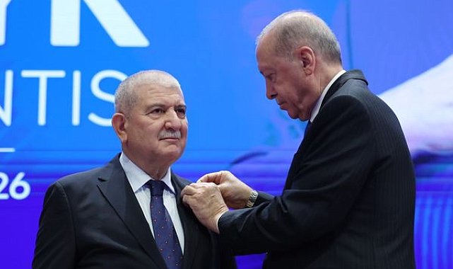 Cumhurbaşkanı Erdoğan, AK Parti’ye katılan Bursa Milletvekili Torun’a rozetini taktı