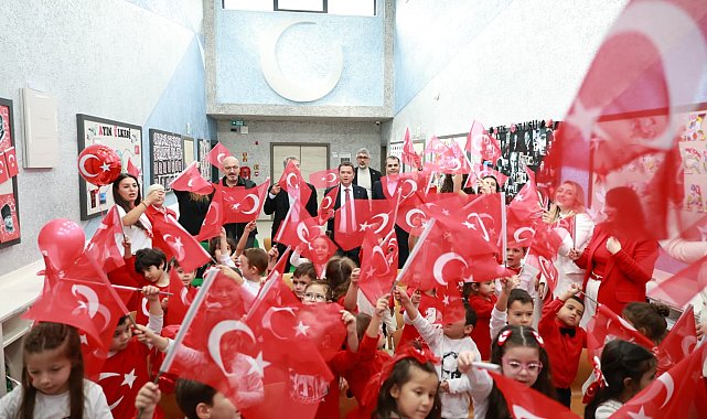 Cumhuriyet heyecanına Gölcük'ün kreşleri de dahil oldu