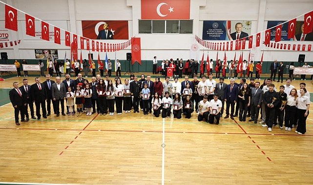 Derince’de 29 Ekim kutlamaları tören geçişiyle tamamlandı