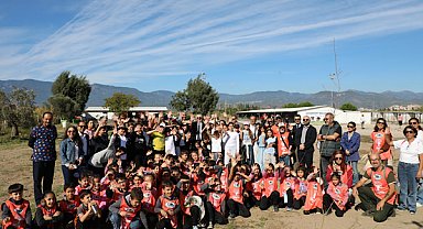 Edremit’te öğrenciler fidan dikti, sokak hayvanlarını ziyaret etti