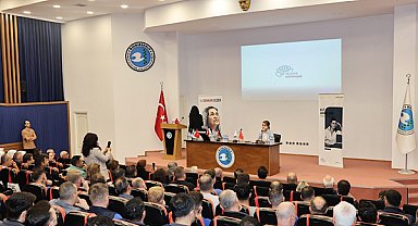 Elit Andaç Çam, Sennur Sezer’in şiirlerini fabrika işçileriyle buluşturdu