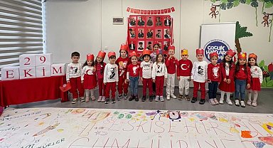 Eskişehir'de minikler 26 metrelik Cumhuriyet tuvalini boyadı 