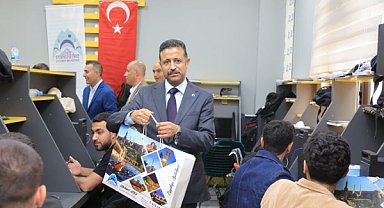 Eyyübiye’de üniversite adaylarına eğitim seti dağıtımı başladı