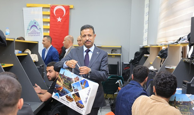 Eyyübiye’de üniversite adaylarına eğitim seti dağıtımı başladı