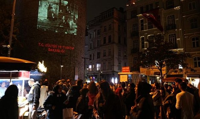 Galata Kulesi, Cumhuriyet’in 103’üncü yıl dönümünde Atatürk’ün fotoğraflarıyla aydınlandı